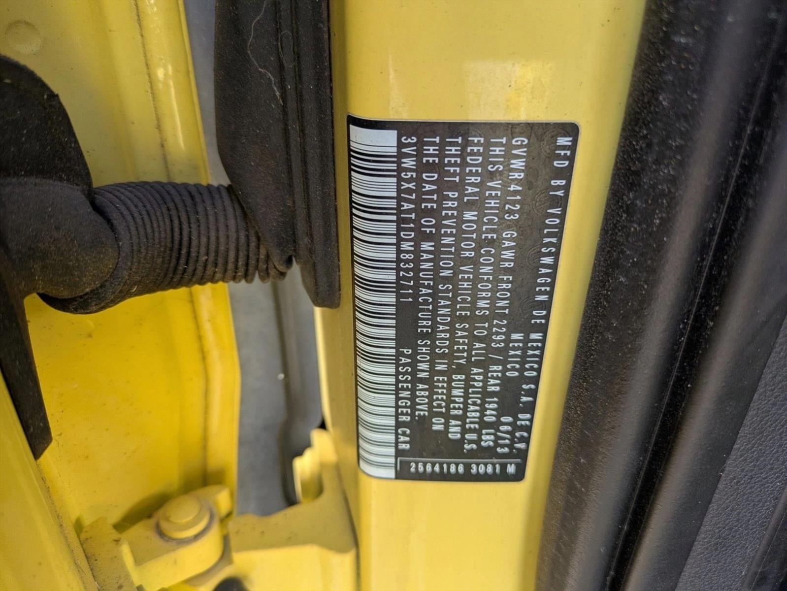 2013 Volkswagen Beetle Convertible 2dr Auto 2.5L